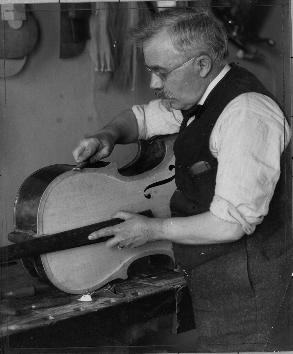Liutaio al lavoro, foto storica